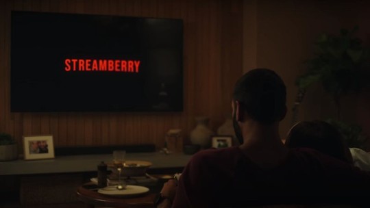 'Black Mirror': trailer de sexta temporada é sátira à Netflix; veja