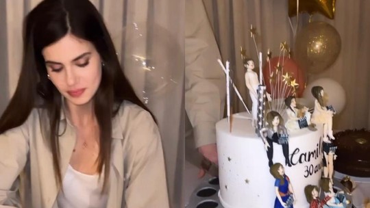Camila Queiroz comemora aniversário com bolo decorado com bonecas de suas personagens