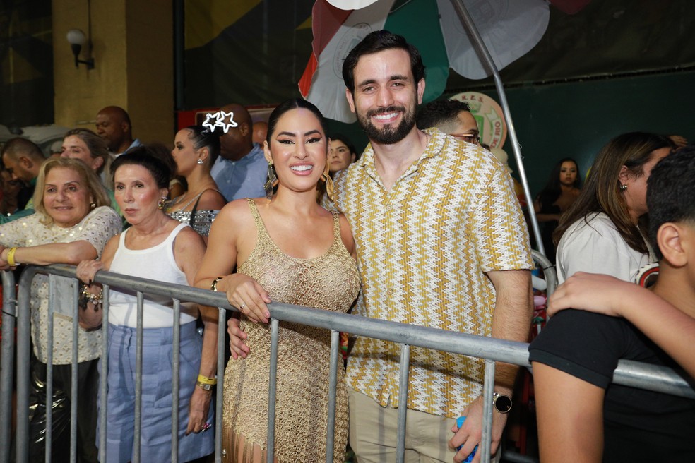 Isabelle Nogueira e Matteus Amaral na Cidade do Samba — Foto: Victor Chapetta/AgNews