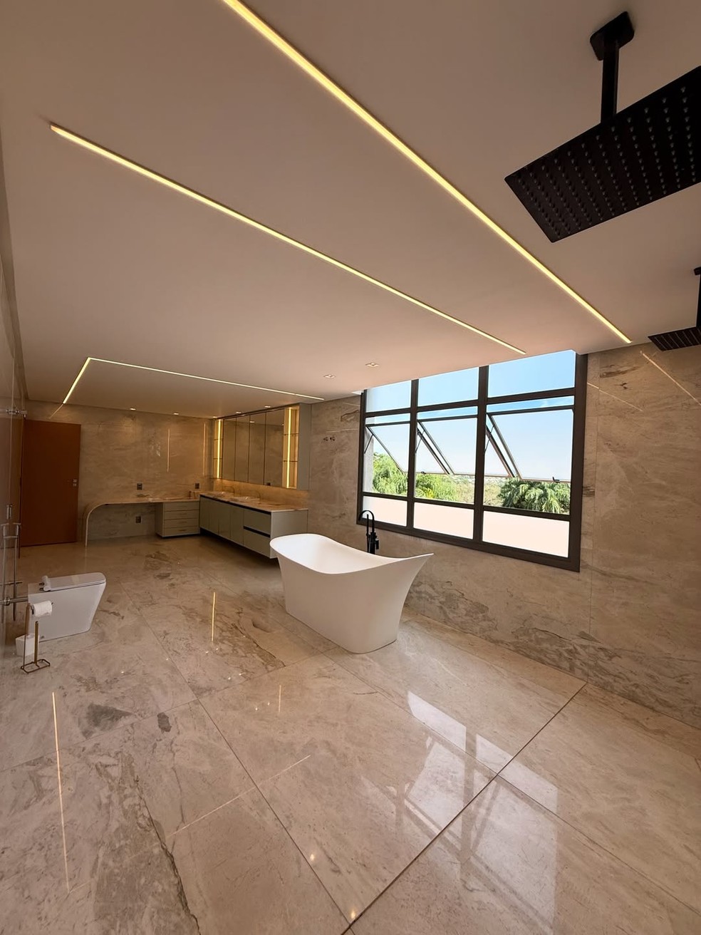 Com seis suítes e piscina com telão de LED, nova mansão de Zé Felipe em Goiânia é avaliada em R$ 24 milhões — Foto: @joaodosimoveiss