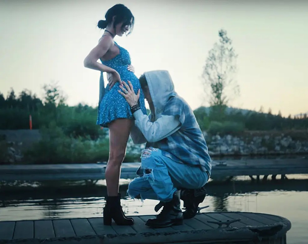 Megan Fox e Machine Gun Kelly — Foto: Reprodução/Youtube