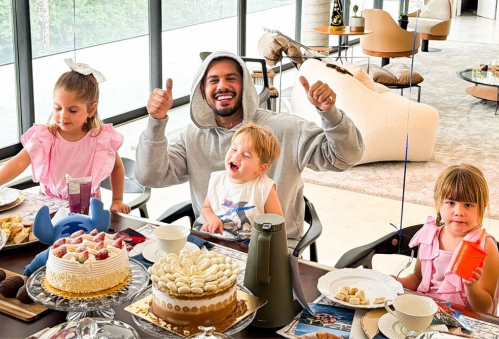 Zé Felipe com os filhos, José Leonardo, Maria Alice e Maria Flor — Foto: Reprodução/Instagram