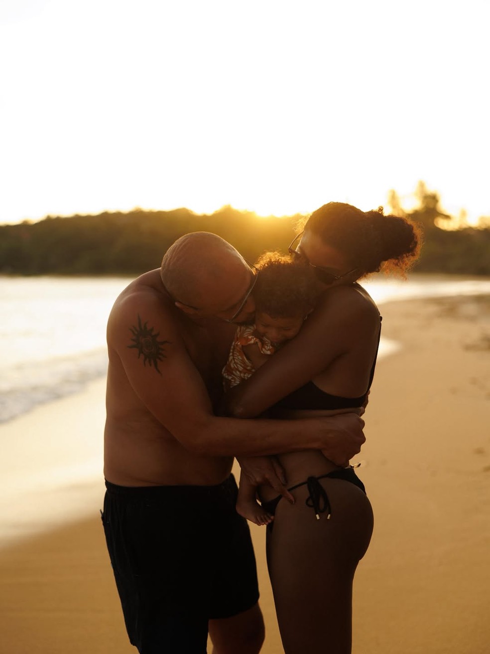 Fernanda Garay, a filha Aurora, e o marido, Marcio Santos — Foto: Reprodução/Instagram