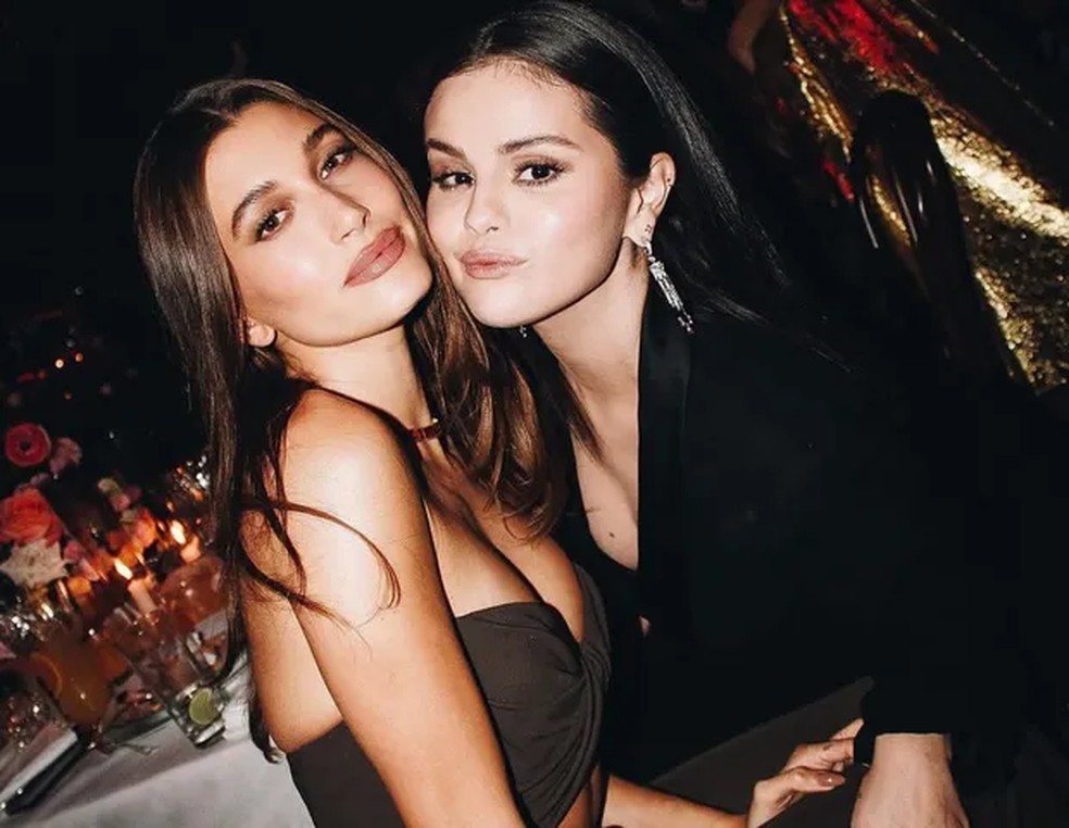 Hailey Bieber e Selena Gomez posaram juntas em 2022, antes da confusão — Foto: Reprodução / Instagram