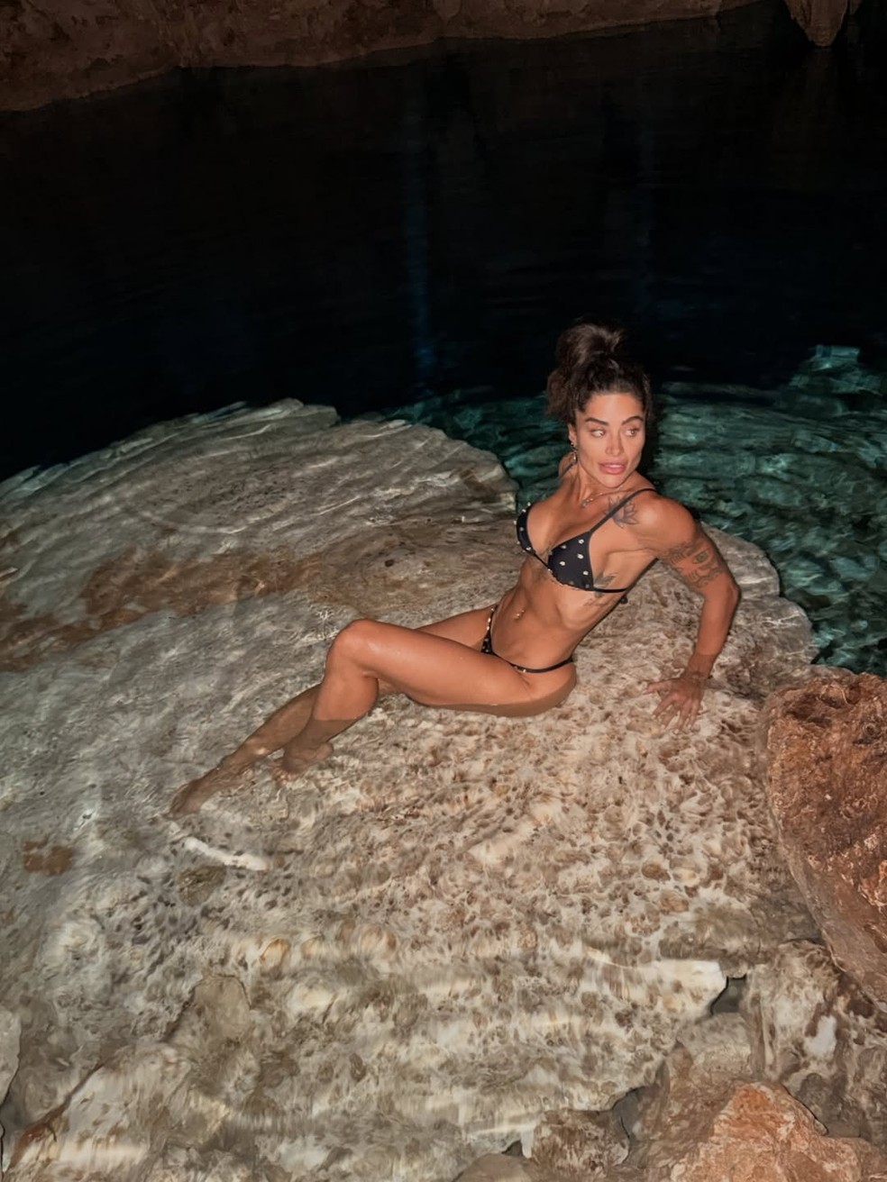 Aline Campos fez trilha para conhecer caverna na República Dominicana — Foto: Reprodução/Instagram