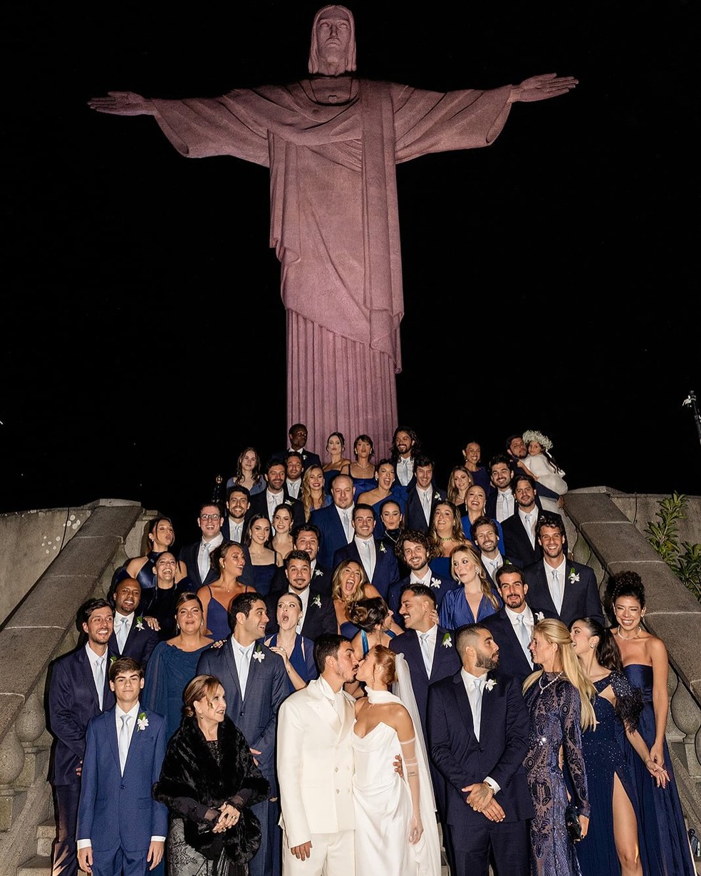 Giovanna Lancellotti e Gabriel David com padrinhos de casamento — Foto: Reprodução/Instagram