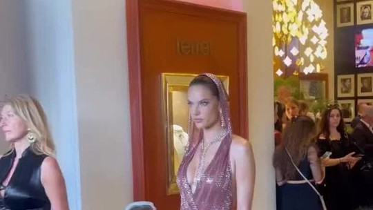 Alessandra Ambrosio posa deslumbrante em tapete vermelho de Festival de Cinema de Cannes