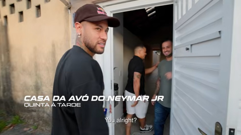 Neymar na casa de sua avó em São Vicente — Foto: Reprodução/YouTube