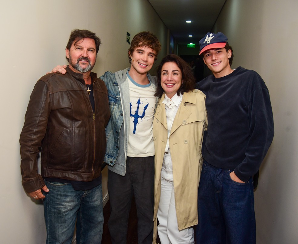João Lucas com os pais, Eli Figueiredo e Lú Figueiredo, e o irmão, Daniel Figueiredo — Foto: Eduardo Martins/BrazilNews