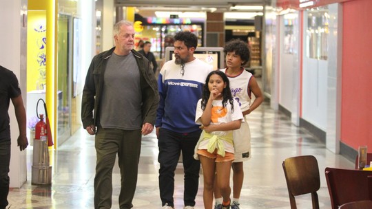 Luiz Fernando Guimarães passeia com o marido e os filhos em shopping