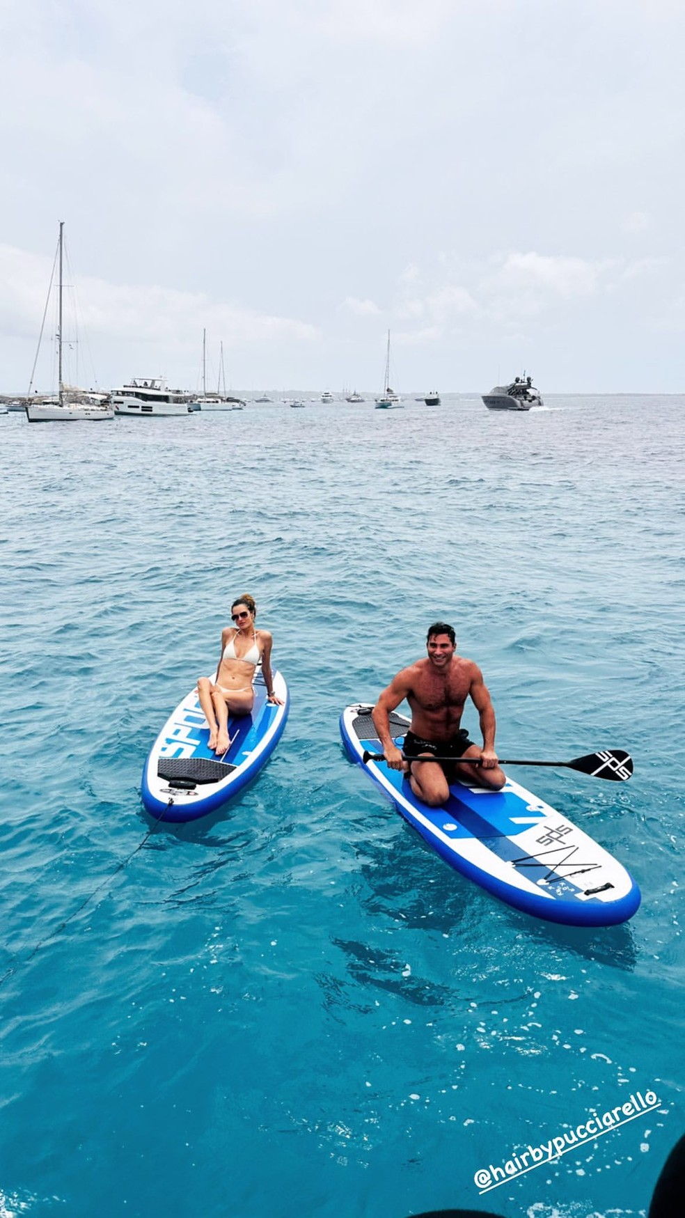 Alessandra Ambrosio está curtindo férias na Espanha com amigos — Foto: Reprodução / Instagram