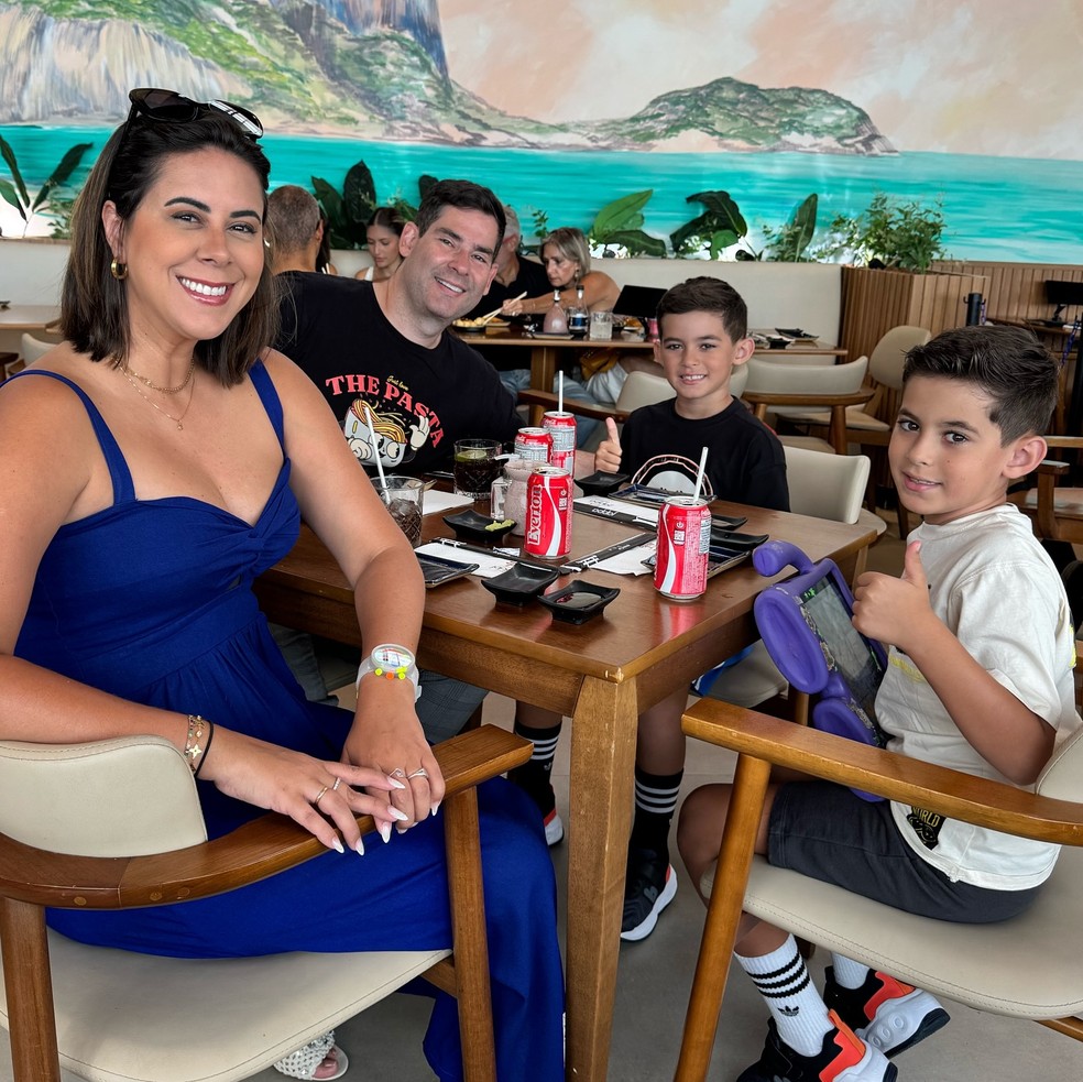 Os filhos de Juliana Venancio e Paulo Fragoso, do Canal dos Caçadores, com tablet em mãos sob supervisão dos pais — Foto: Reprodução | Instagram