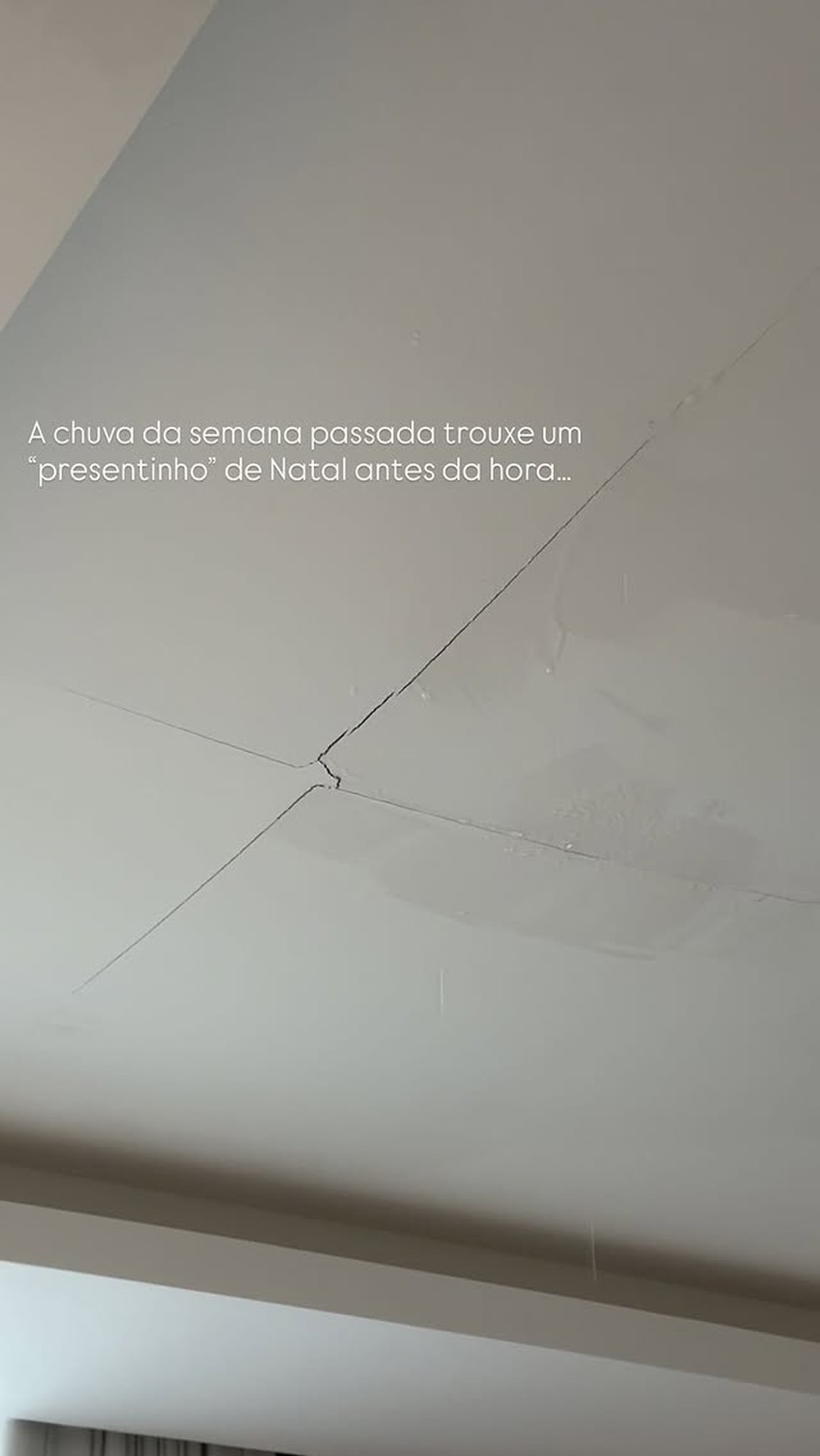 Amanda Kimberlly mostra estragos em casa após teto desabar — Foto: Reprodução/Instagram