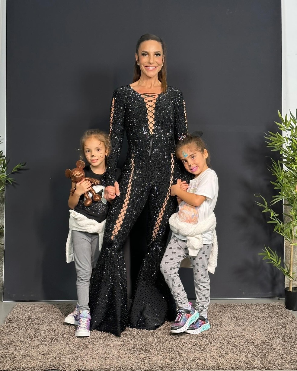 Ivete Sangalo com as filhas gêmeas, Marina e Helena — Foto: Reprodução/Instagram