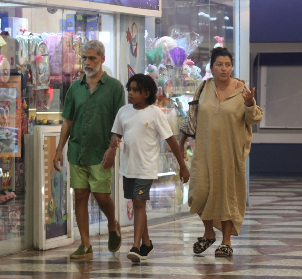 Regina Casé e Estevão Ciavatta com o filho, Roque — Foto: Adão/AgNews