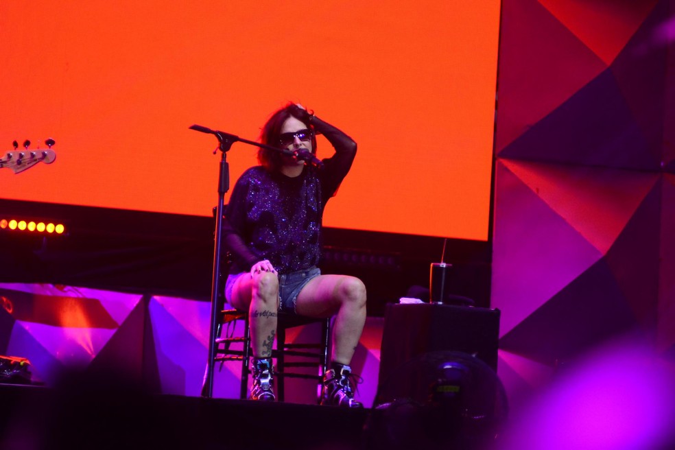 Após cirurgia, Pitty volta aos palcos e faz show sentada: 'Desistir ...