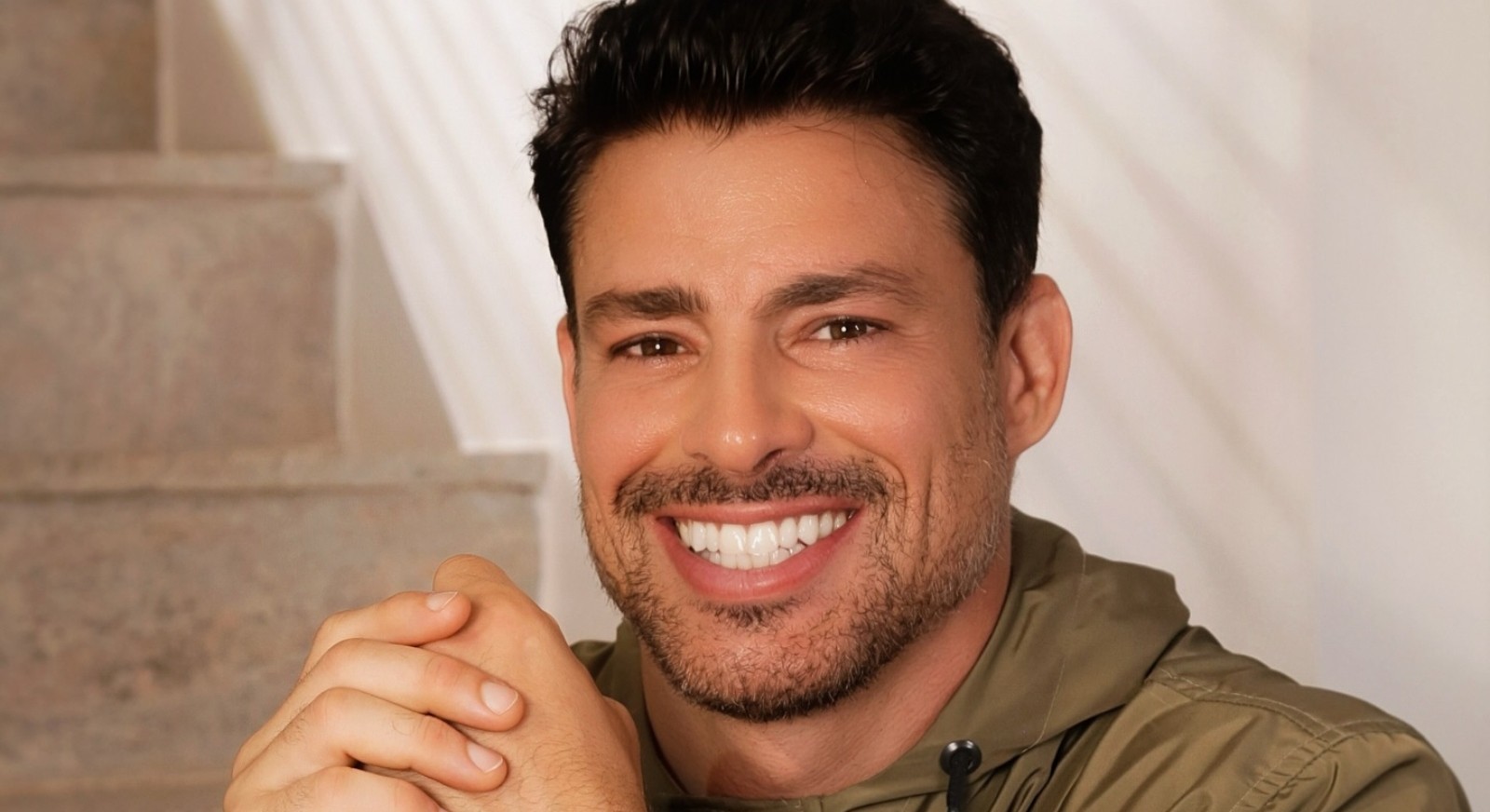Cauã Reymond diz que procura ser brincalhão em set e relata desafio em atuar com quem não perfoma bem