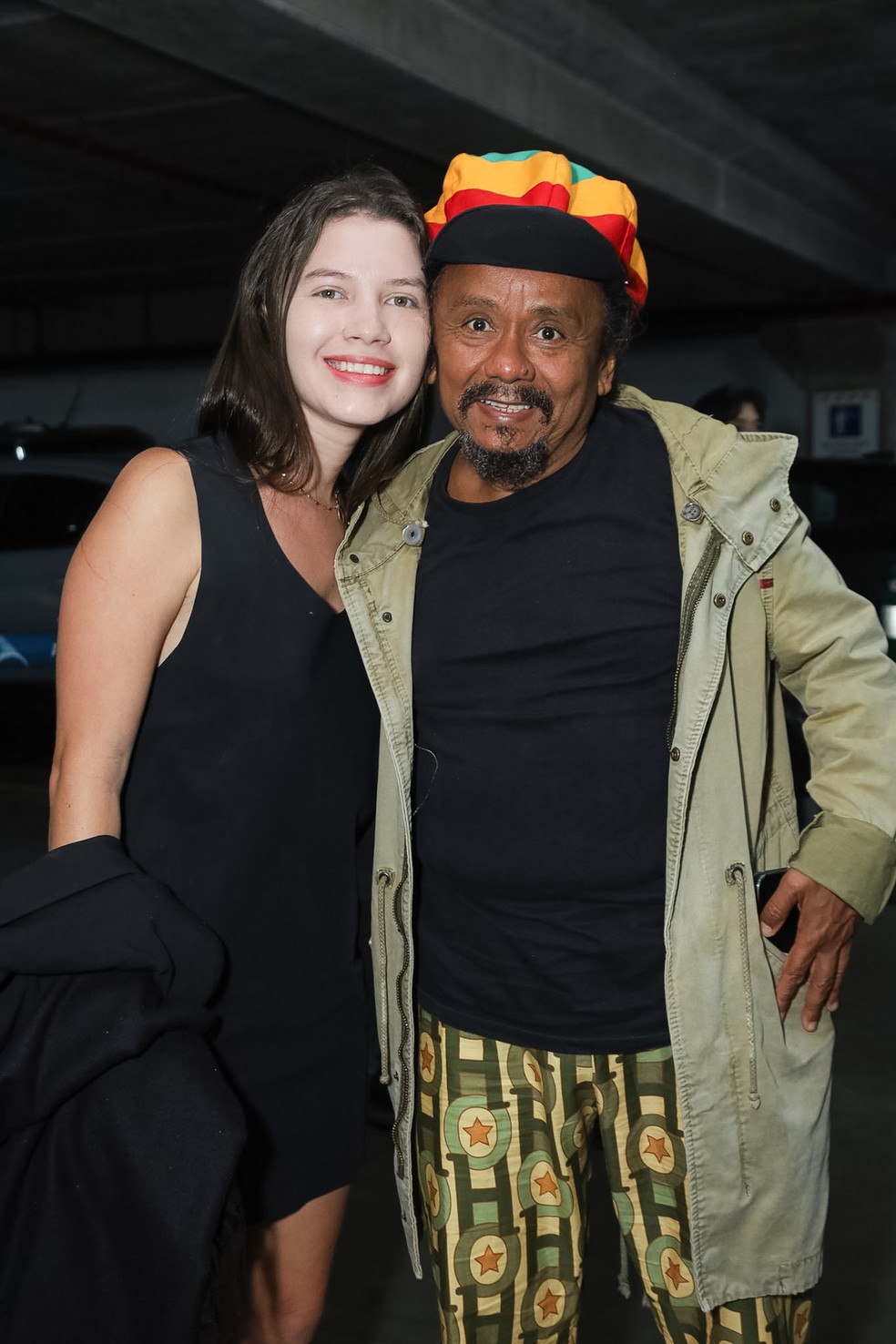 Chico César em aparição raríssima com a namorada, Larissa Furtado — Foto: Clayton Felizardo/ Brazilnews