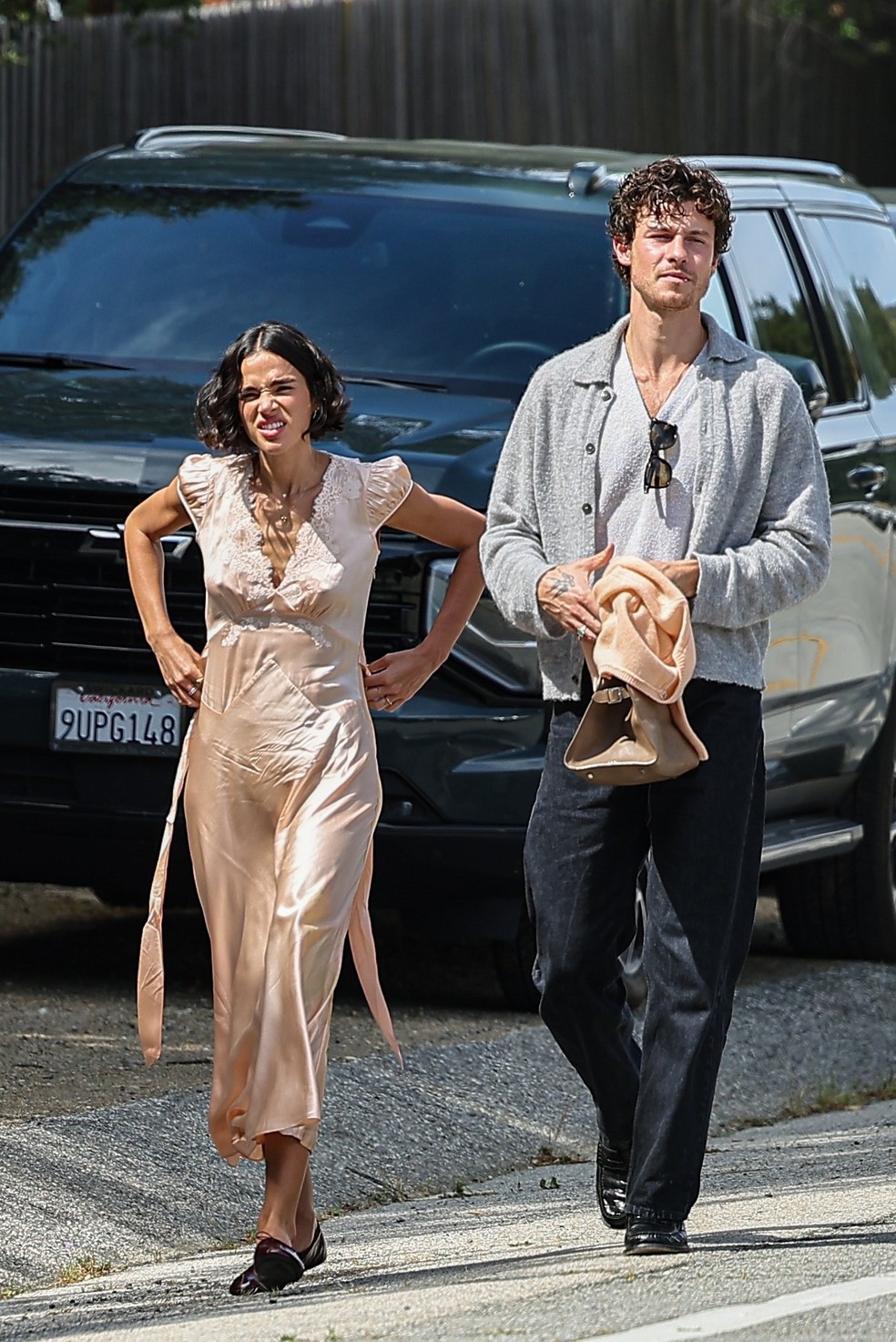 Bruna Marquezine vai à igreja com Shawn Mendes nos EUA e look chama atenção