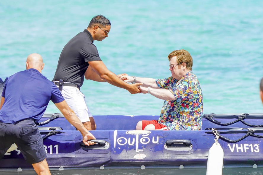 Elton John recebe ajuda para sair de bote