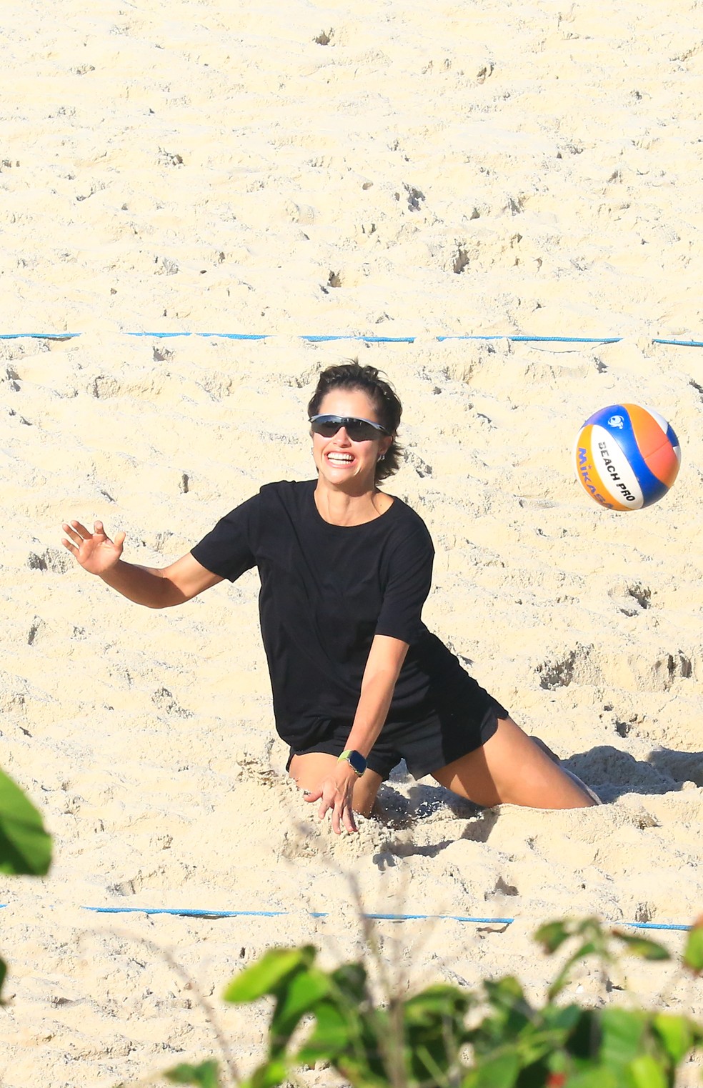 Agatha Moreira leva tombo ao jogar vôlei na Praia da Barra da Tijuca — Foto: Fabrício Pioyani/AgNews