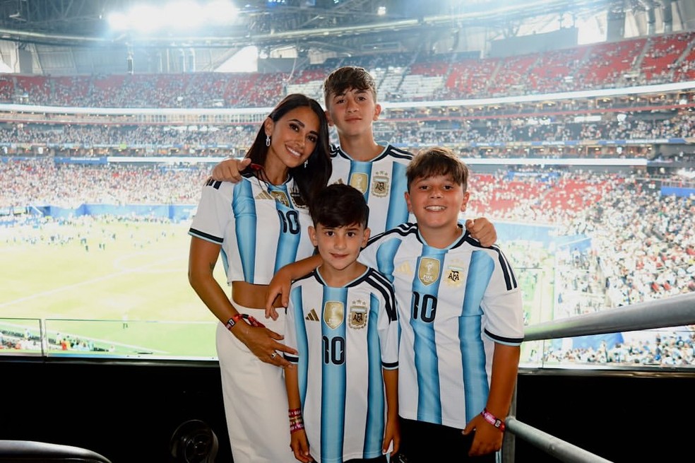 Casada com Lionel Messi, Antonella Roccuzzo posa com os filhos Thiago, Ciro e Mateo — Foto: Reprodução/Instagram