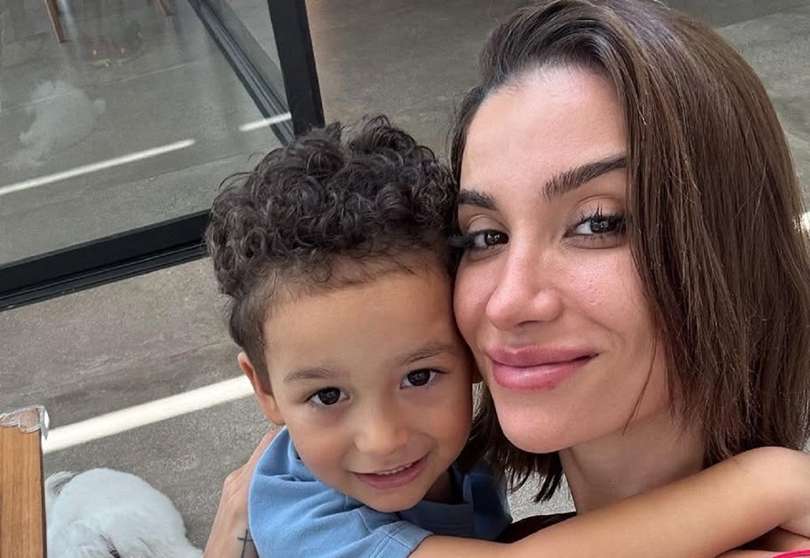 Bianca Andrade com o filho, Cris