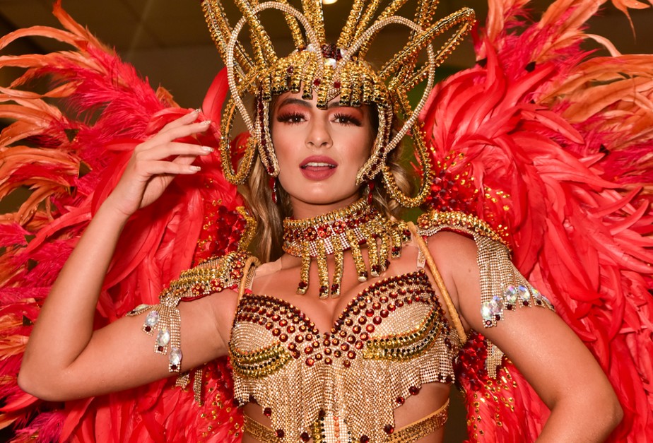 Julia Puzzuoli exibe fantasia para desfile da Dragões da Real em SP