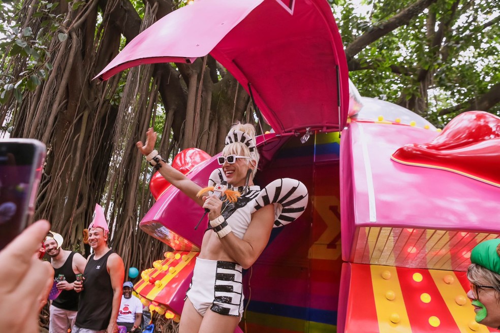 Caracterizado como Xuxa, Diego Rodrigues, idealizador de bloco, desde de nave — Foto: Divulgação