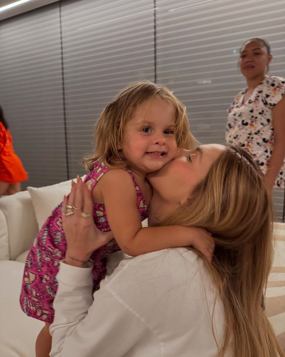 Virginia Fonseca mata saudade da família após viagem para Dubai
