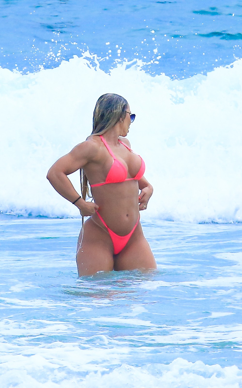 Vivi Winkler, musa da Vila Isabel com bumbum de 117 cm, treina em praia