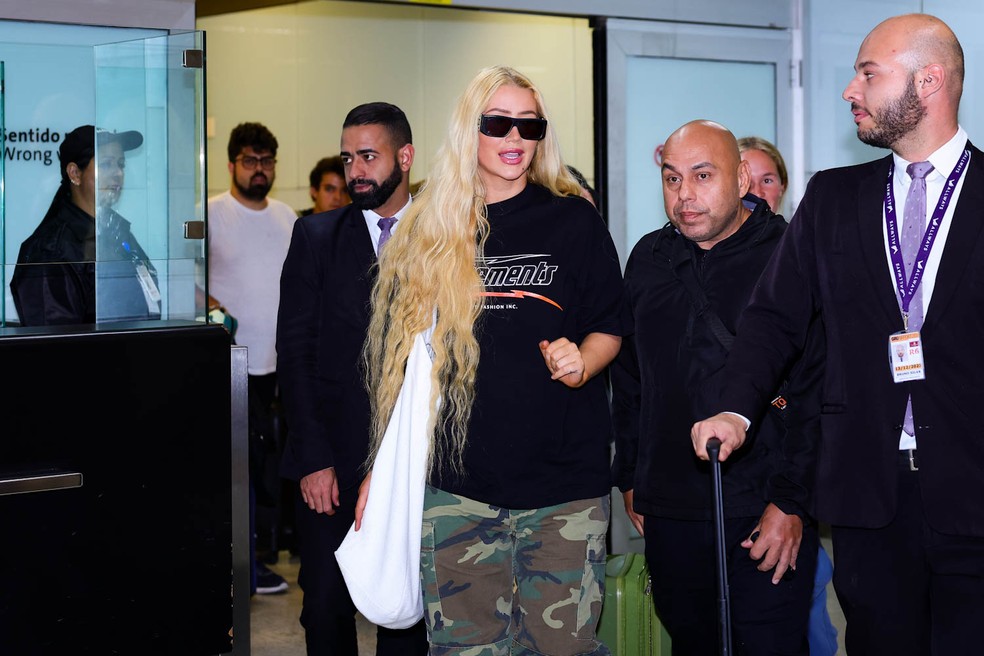 Iggy Azalea distribui autógrafos ao desembarcar no Brasil para The Town