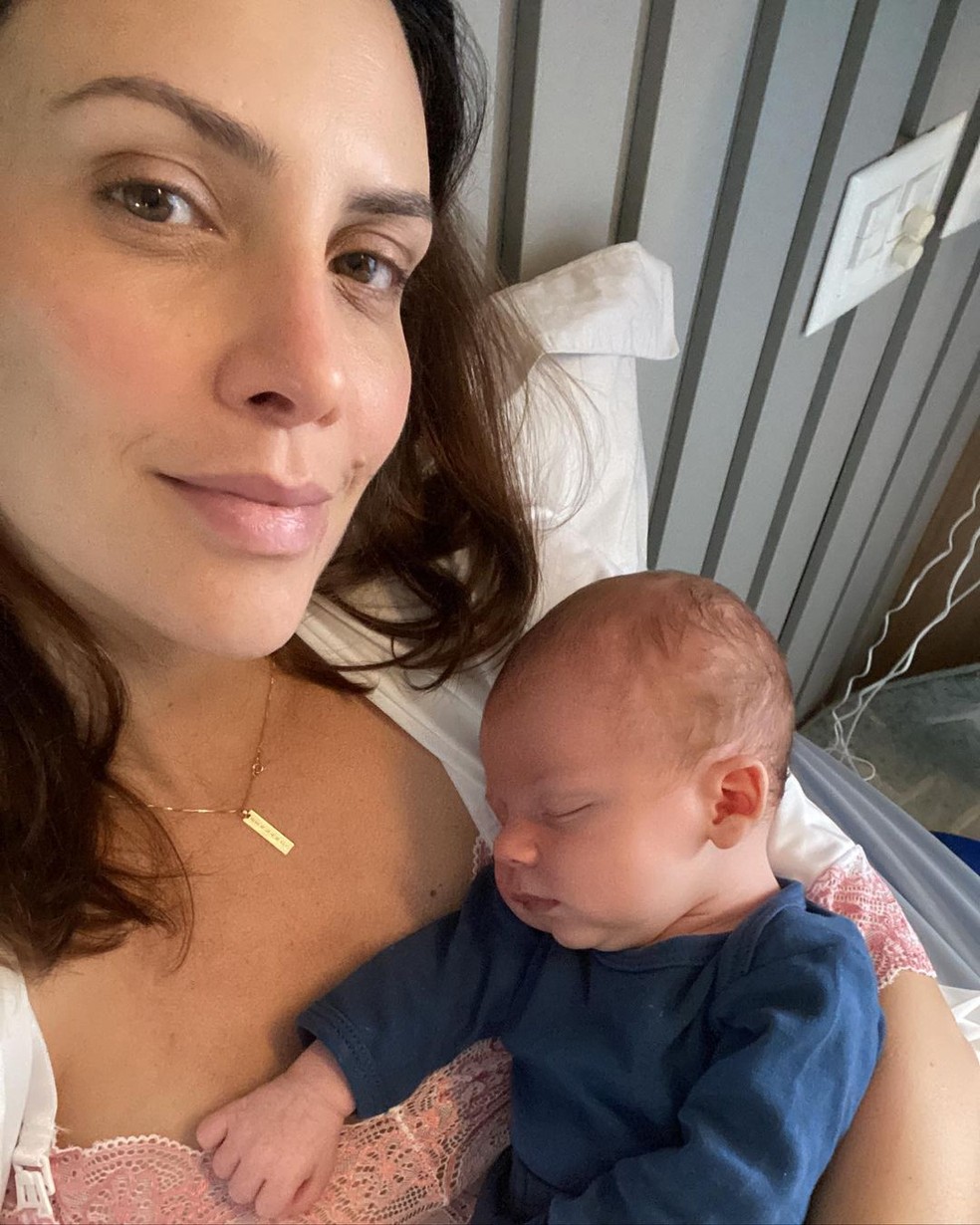 Camila Rodrigues com o filho, Bernardo — Foto: Reprodução/Instagram