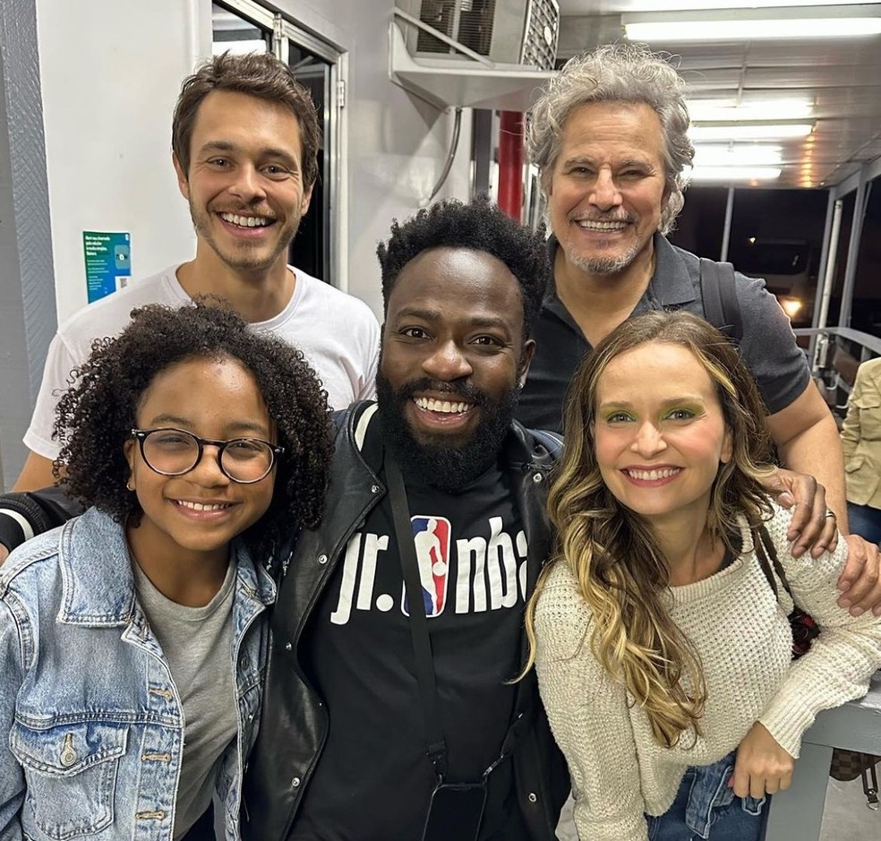 Maria Flor com Douglas Silva, Fernanda Rodrigues, Edson Celulari e Michel Joelsas em 'Fuzuê' — Foto: Reprodução/Instagram