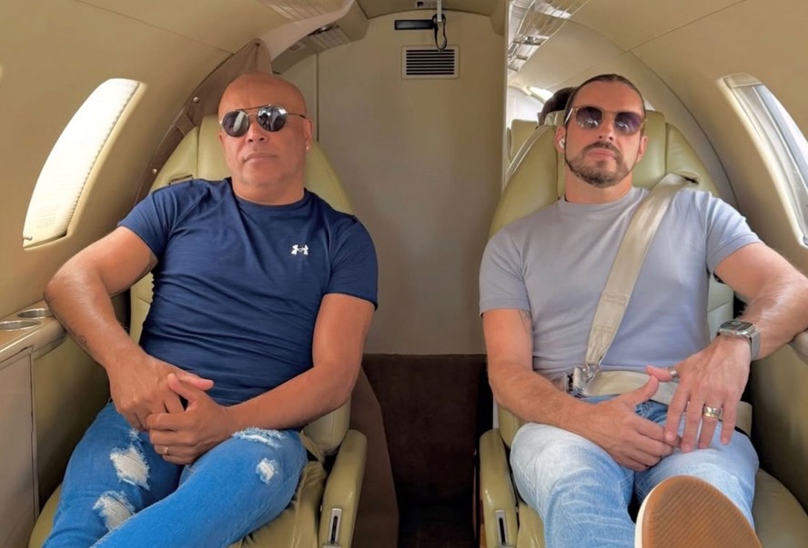 Rick e Marcos Nascimento em avião