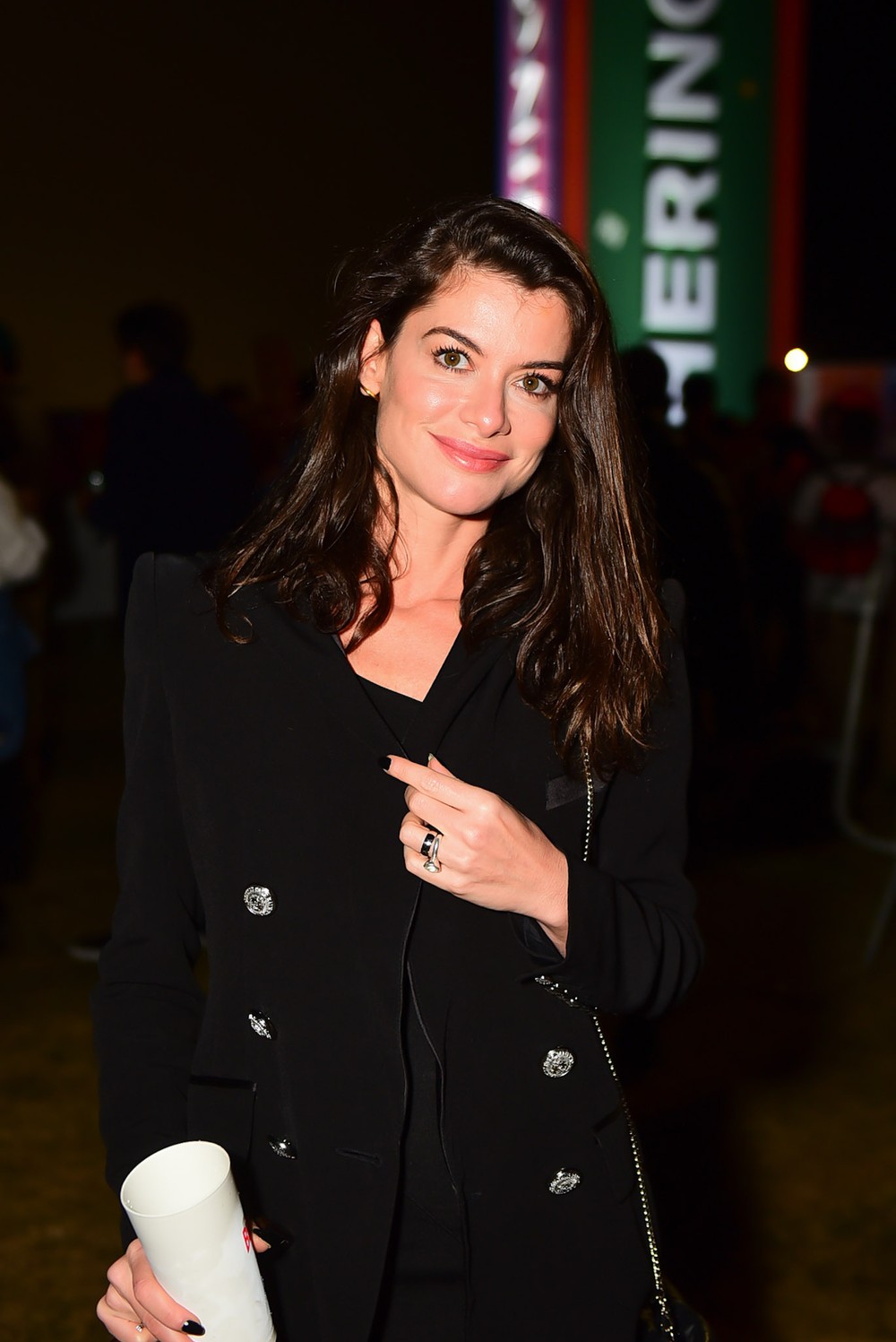 Alinne Moraes faz rara aparição em festival de SP