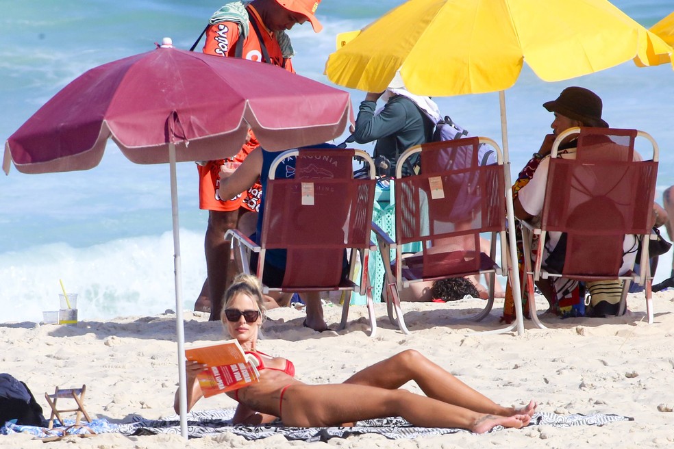 Yasmin Brunet l&ecirc; livro em praia no Rio &mdash; Foto: JC Pereira/ AGNEWS