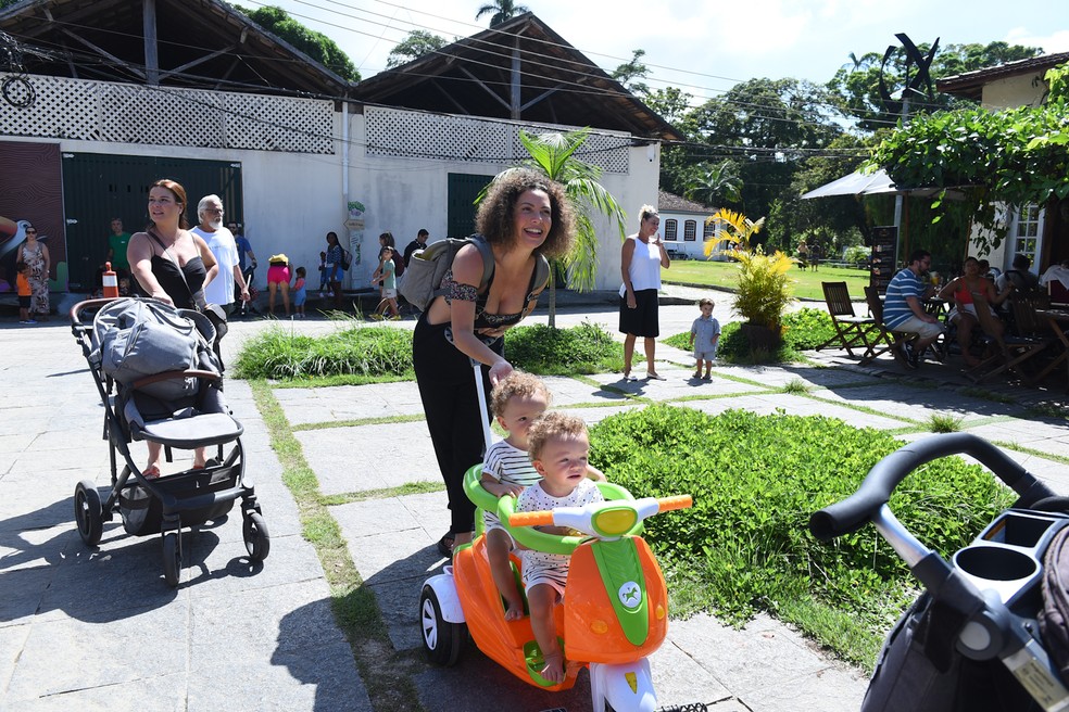 Fabiula Nascimento com os filhos — Foto: Marcelo / AgNews