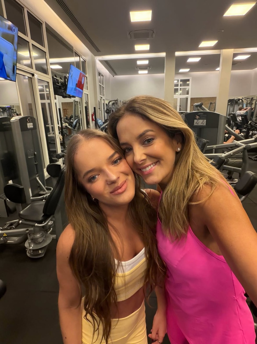Ticiane Pinheiro com a filha mais velha, Rafaella Justus, em academia — Foto: Reprodução/Instagram