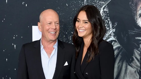 Mulher de Bruce Willis faz raro desabafo sobre tratamento de demência do ator
