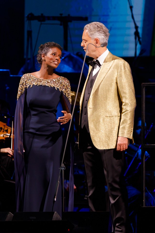 Andrea Bocelli se apresenta em SP e emociona fãs ao lado de Sandy