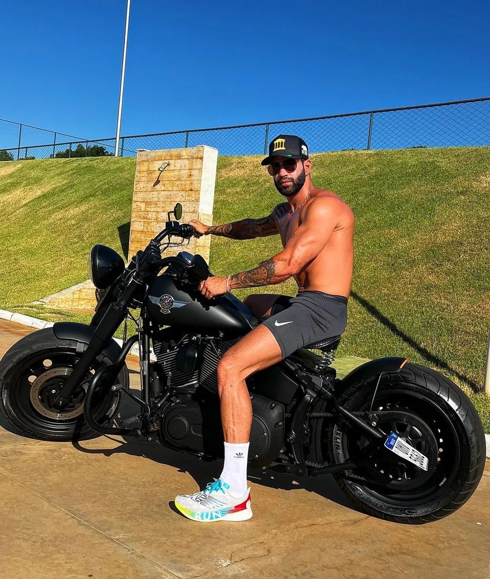 Gusttavo Lima em sua Harley Davidson Fat Boy  Foto: Reproduo/Instagram