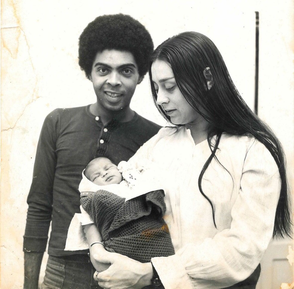 Preta Gil recém-nascida com os pais, Gilberto Gil e Sandra Gadelha — Foto: Reprodução Instagram