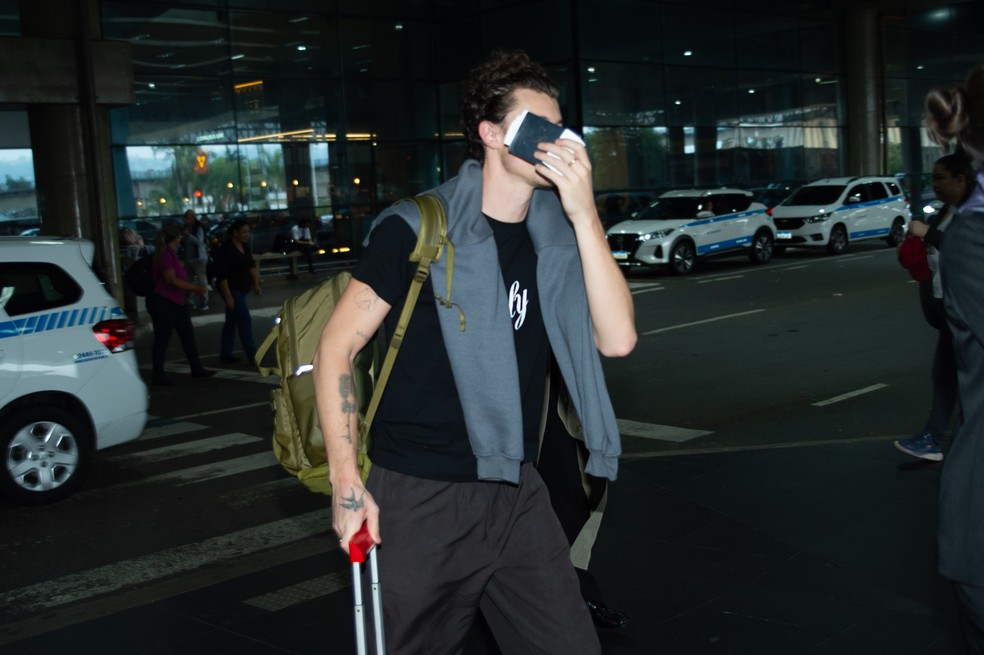 Bruna Marquezine e Shawn Mendes desembarcaram em SP — Foto: Eduardo Martins / Brazil News