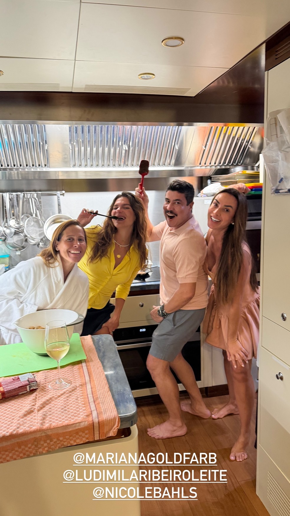 Nicole Bahls, Mariana Goldfarb, Gianne Albertoni e mais amigos passeiam de iate pela Sardenha, na Itália — Foto: Reprodução/Instagram