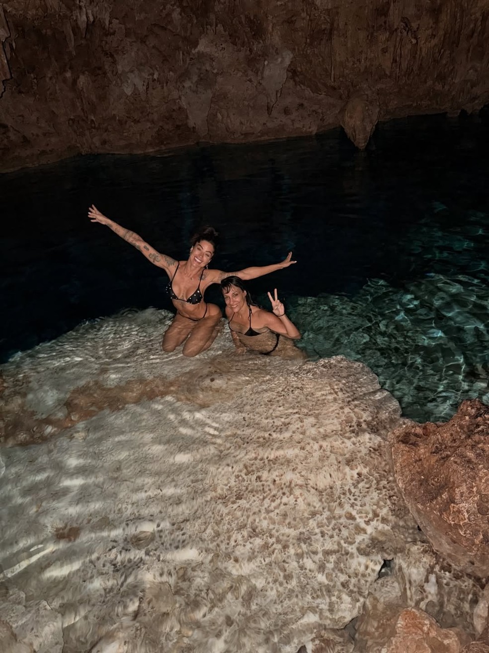 Aline Campos fez trilha para conhecer caverna na República Dominicana — Foto: Reprodução/Instagram