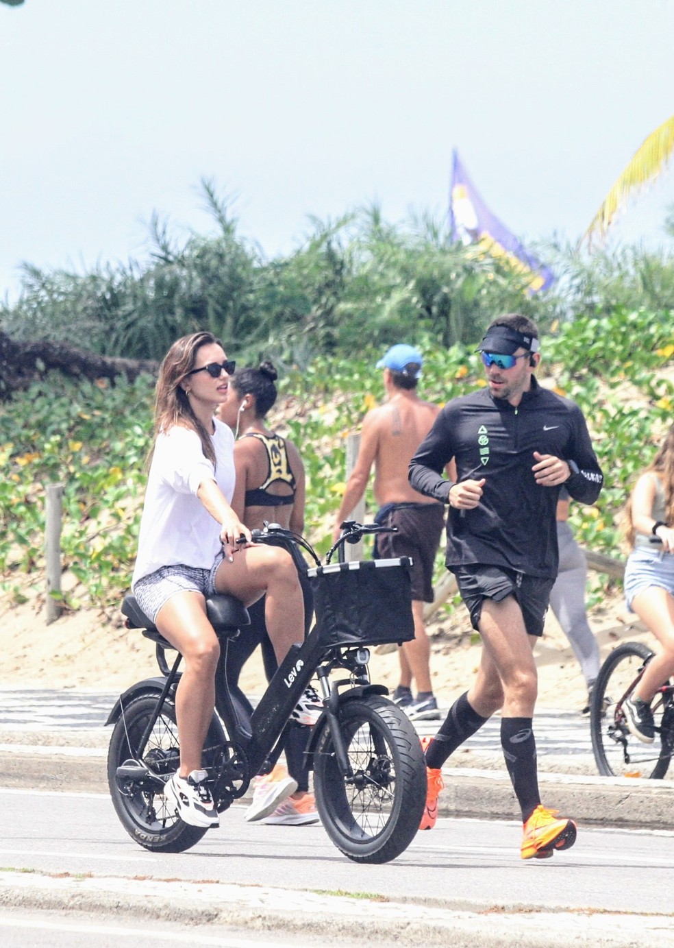 Rafa Kalimann anda de bicicleta com novo affair,  Antônio Bernardo Palhares, no Rio de Janeiro — Foto: Daniel Delmiro/ AgNews