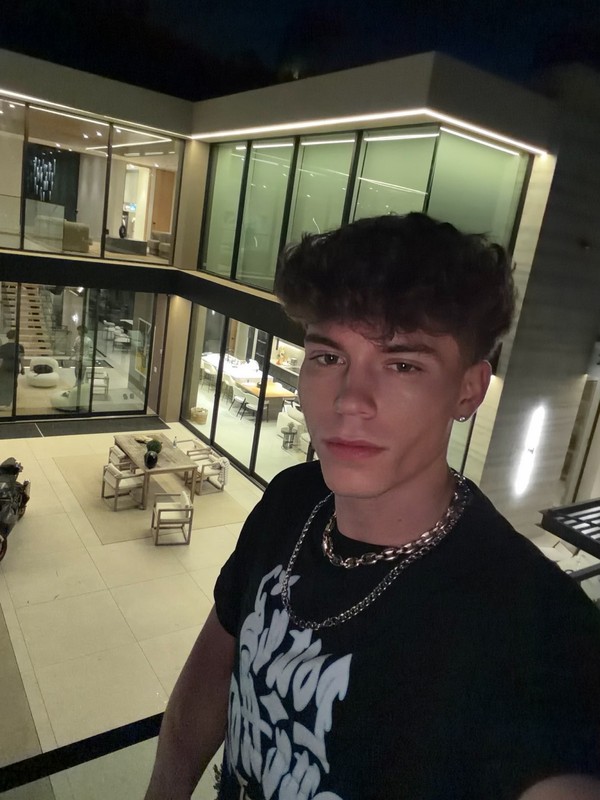 Astro do pornô Drake Von é preso acusado de violência doméstica