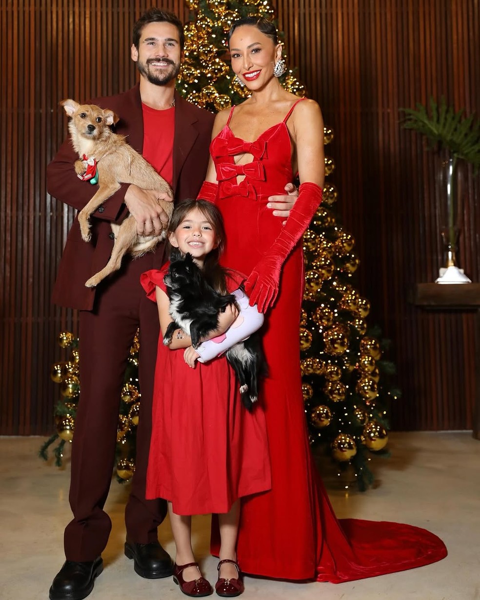 Sabrina Sato, Nicolas Prattes e Zoe no Natal de 2024 — Foto: Reprodução/Instagram