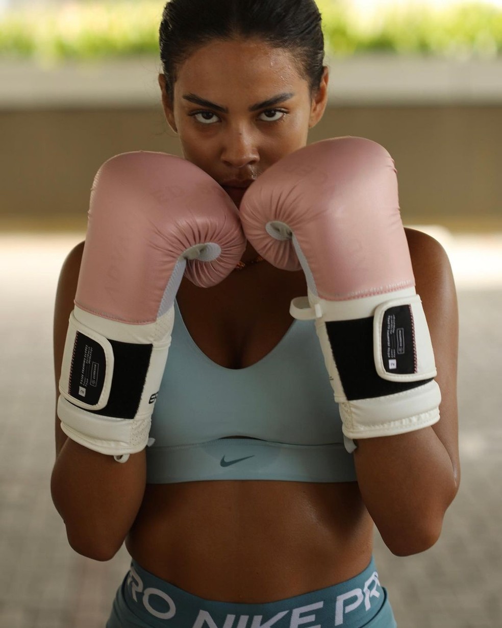 Bella Campos mostra detalhes de treino de boxe